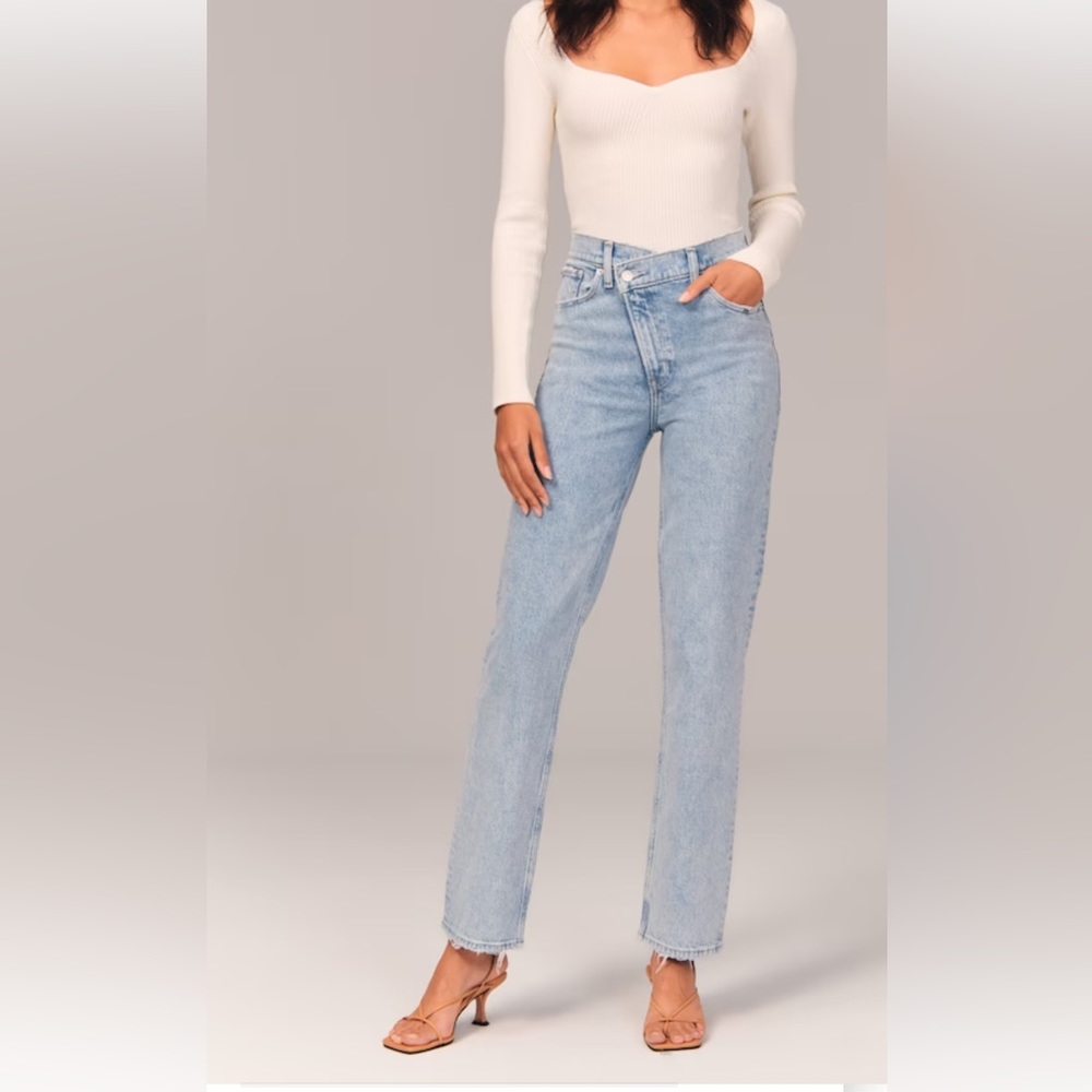 Abercrombie 90s straight ultra high rise jeans. Size 2 short / 26